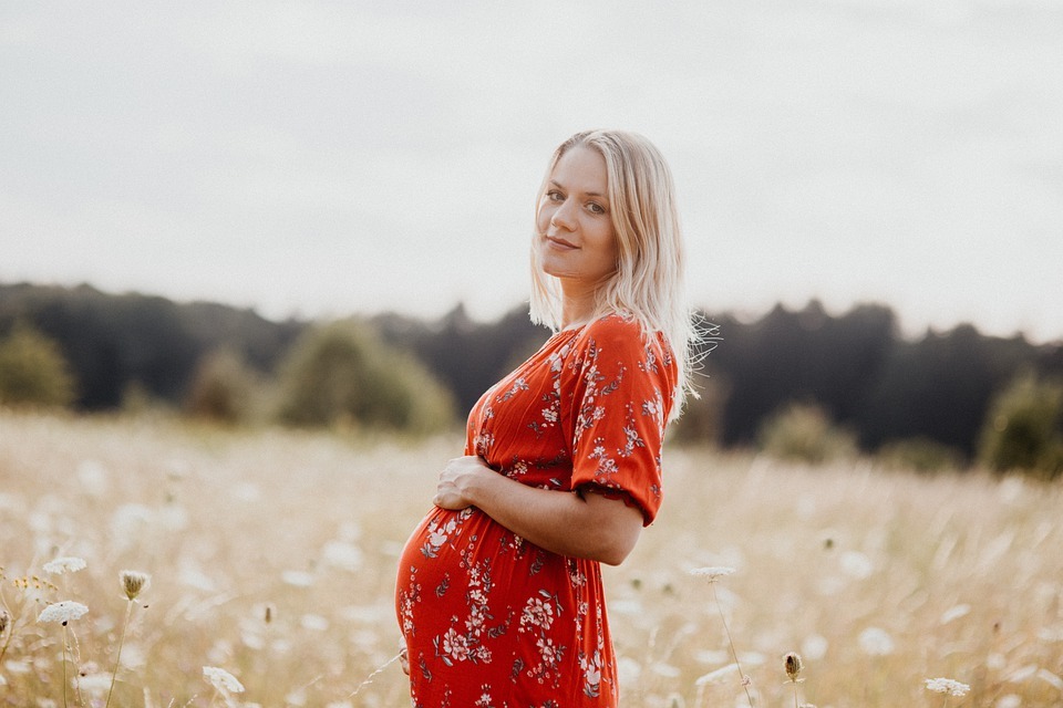 surviving summer when pregnant by Samphire Photography